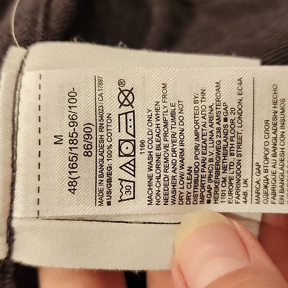 Gap untucked black button up with 1 front pocket. Size Med PTP 23in length 28 in - Picture 6 of 6